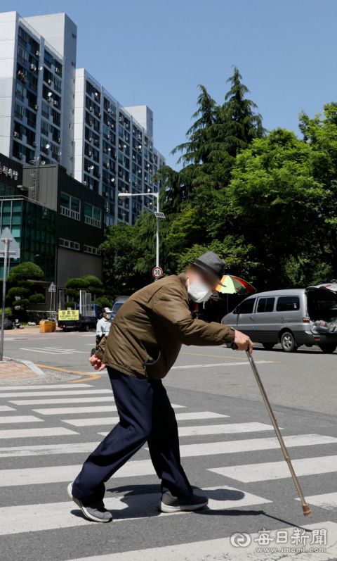 9일 대구 수성구 범물동 용지아파트 단지에서 한 어르신이 지팡이를 짚고 발걸음을 옮기고 있다. 우태욱 기자 woo@imaeil.com