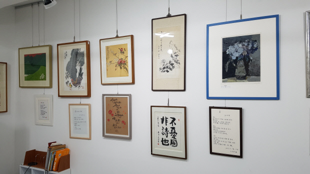 5월 중 개관 예정인 ‘시에그린 한국시화박물관’(한국시화박물관)은 시·서·화(詩·書·畵)를 한자리에서 볼 수 있는 곳으로 향후 전시와 체험, 힐링 등 예술교육이 진행된다. 이곳에는 시인의 시와 미술가의 그림 약 1000여 점이 전시돼 있다.