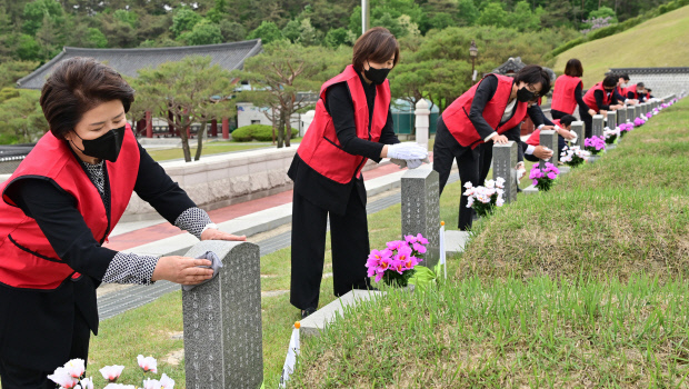 10일 오전 광주 북구 국립5·18민주묘지에서 국민의힘 초선의원들이 참배한 뒤 묘비를 닦고 있다. 참배에는 김미애, 김형동, 박형수, 서정숙, 윤주경, 이영, 이종성, 조수진, 조태용 의원과 김재섭, 천하람 당협위원장 등이 참석했다. /최현배 기자choi@kwangju.co.kr