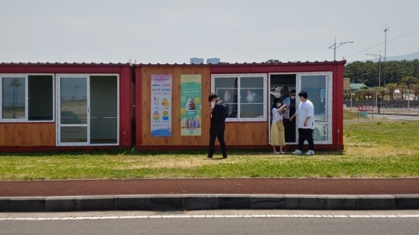 이호유원지 개발 부지에 들어선 무허가 가건물에서 아이스크림 판매대가 설치된 모습.