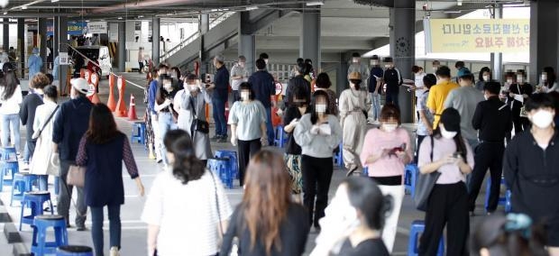 국내 코로나19 신규 확진자 수가 700명대 초반에 이른 13일, 광주 북구 선별진료소가 검사대상자들로 북새통을 이루고 있다.