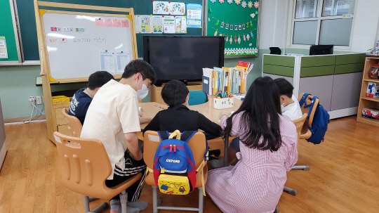 스승의 날을 이틀 앞둔 13일 대전 서구 만년초에서 교사가 학생들의 공부를 지도하고 있다. 사진=조은솔 기자