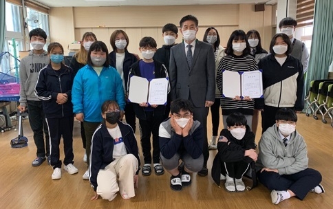 서정수 교장과 학생들