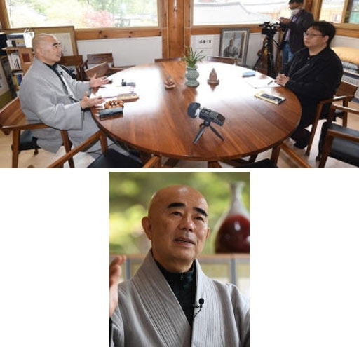 정념 월정사 주지 스님(사진 왼쪽)이 오석기 강원일보 사회부장과 인터뷰를 하고 있다, 월정사 퇴우 정념 스님은 “지역의 문화재가 제자리로 돌아오면 그것을 관광자원화하고 이를 통해 지역문화를 활성화시키는 모멘텀을 만들 수 있다”고 말했다. 평창=박승선기자