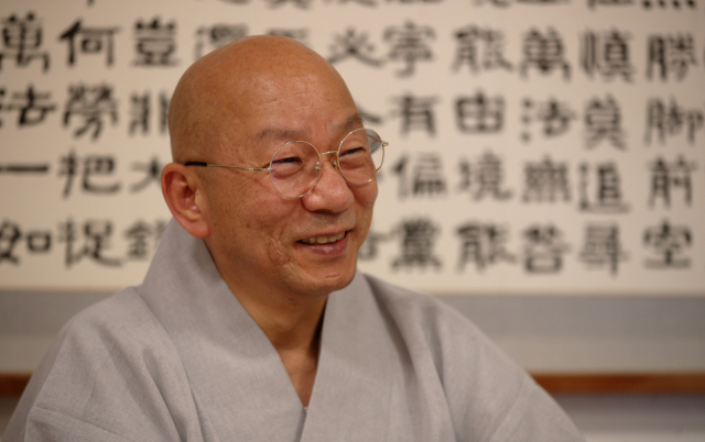 동화사 주지 능종 스님은 19일 부처님오신날을 맞아 "밤이 깊으면 새벽도 멀지 않다. 이제 우리는 희망을 보아야 한다"면서 "우리 모두 마음을 모아 '희망과 치유의 연등을 밝히자'"고 말했다.