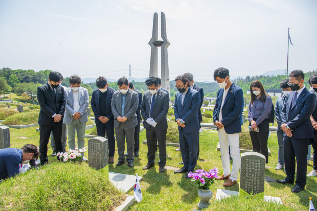 김동훈 한국기자협회 회장(왼쪽 다섯 번째), 최권일 광주전남기자협회 회장(〃 두 번째)을 비롯한 전국 기자협회 회원 30여명이 14일 국립5·18민주묘지를 찾아 합동 참배를 하고 있다. <광주전남기자협회 제공>