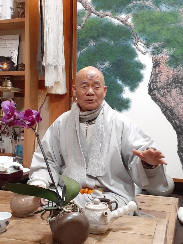 부처님오신날을 맞아 '참다운 삶의 향'을 화두로 설법을 하고 있는 덕숭총림 수덕사 방장 달하우송 대종사. 이태민 기자