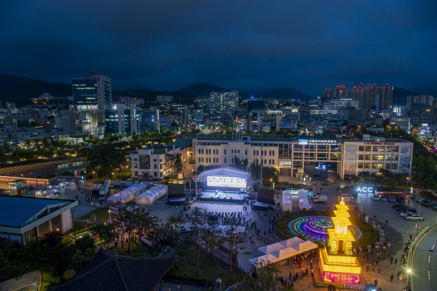 제41주년 5·18 민주화운동 전야제가 17일 오후 광주 동구 금남로 5·18민주광장에서 진행되고 있다. /김진수 기자 jeans@kwangju.co.kr