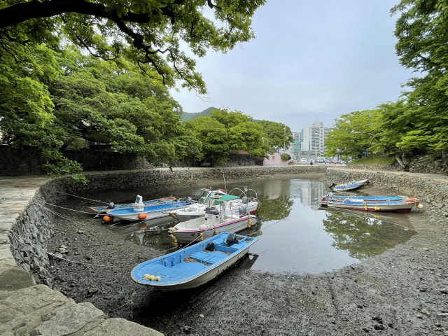 노산공원의 삼천포아가씨상(위)과 조선시대 축조된 돌담항 대방진굴항은 작지만 보석 같은 풍경을 선사한다.