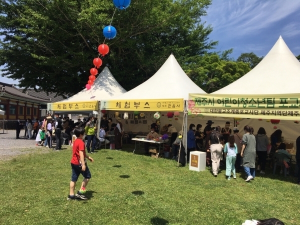 부처님오신날인 19일 대한불교조계종 제23교구본사 관음사에 마련된 체험부스에서 시민들이 불교문화를 체험하고 있다.