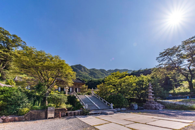 신어산 자락에 자리한 은하사.