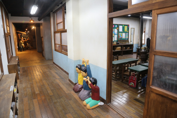 옛 몽탄초등학교를 리모델링한 ‘무안 전통생활문화테마파크’ 내부 전시물.