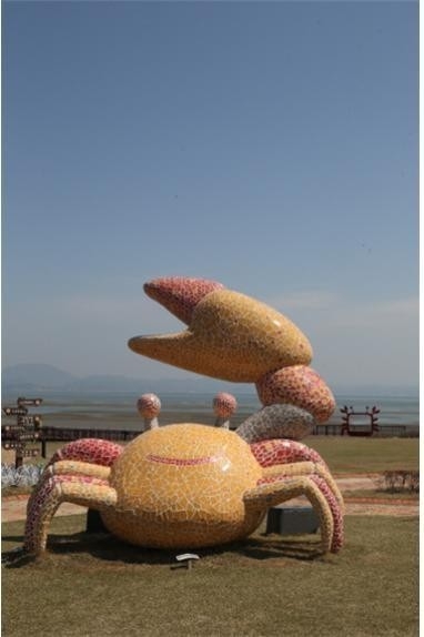 무안 황토갯벌랜드 내 ‘생태갯벌 과학관’ 앞에 설치된 흰발농게 ‘랑게’ 조형물.