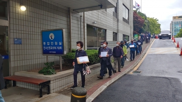 20일 유죄판결을 받은 피해자 유족들이 재심청구서를 제주지법에 접수하고 있다.