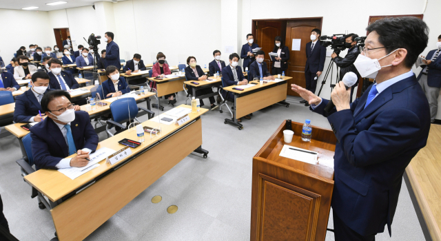 김경수 경남도지사가 20일 도의회 대회의실에서 열린 도의회 주요현안 정책간담회에서 부울경 메가시티에 대한 의원들의 질문에 답하고 있다./김승권 기자/