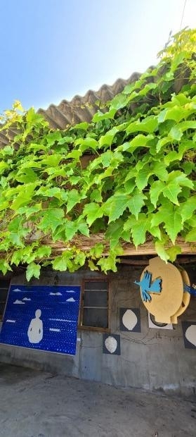 김환기 고택에서 열리고 있는 ‘달빛, 바다에 빠지다’전