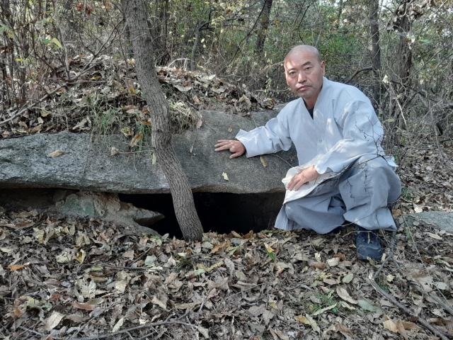 도굴된 상주 문경지역의 고녕가야 고분을 설명하는 문경 봉천사 주지 지정 스님. 봉천사 제공.