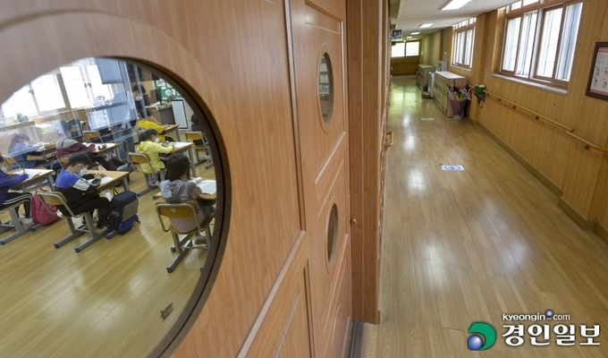 경기도내 구도심과 신도심 학교의 학생 수 양극화가 심해지고 있다는 지적이다. 사진은 25일 수원 시내 한 초등학교의 모습. 2021.5.25 /김도우기자 pizza@kyeongin.com