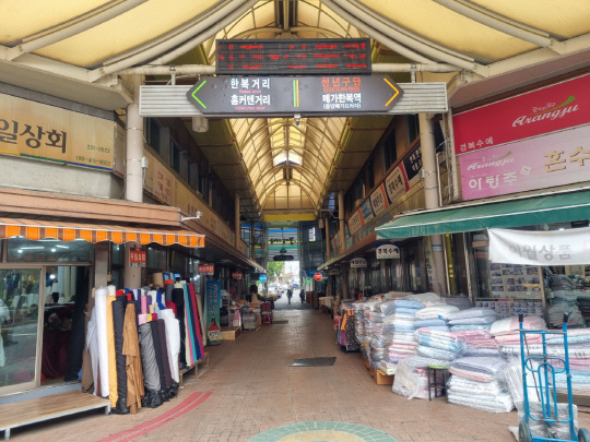 25일 대전 동구 원동 중앙시장 내부에 인적이 드문 가운데 한복거리임을 알리는 안내판이 붙어 있다. 이태민 기자
<figure class="image"><img alt="" src="//www.lpk.kr/data/photos/20210521/art_16219911144049_b1c7e7.jpg" xtype="photo">
<figcaption style="text-align: left;">25일 대전 동구 원동 한복거리의 폐업한 점포 셔터에 임대를 구하는 쪽지가 부착돼 있다. 이태민 기자</figcaption>
</figure>