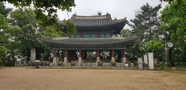 부산진성 진남대 모습. 현판이 마당이 없는 건물 쪽(영가대 쪽)에 걸려 있어 공원을 찾는 관광객이 무슨 건물인지 몰라 안내 간판을 보고 겨우 건물 이름을 알게 된다. 정달식 선임기자