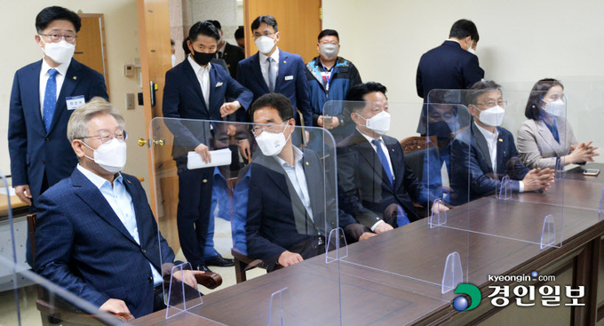 이재명 경기도지사가 26일 GTX-D노선 관련해 지역 정치권 인사들과 면담을 했다. 이날 면담에는 정하영 김포시장, 장덕천 부천시장, 김상호 하남시장 등 3개 지자체장과 지역 국회의원, 시의회 의장, 시민대표 등이 참석했다. 2021.5.26 /김금보기자 artomate@kyeongin.com