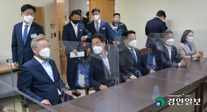 이재명 경기도지사가 26일 GTX-D노선 관련해 지역 정치권 인사들과 면담을 했다. 이날 면담에는 정하영 김포시장, 장덕천 부천시장, 김상호 하남시장 등 3개 지자체장과 지역 국회의원, 시의회 의장, 시민대표 등이 참석했다. 2021.5.26 /김금보기자 artomate@kyeongin.com