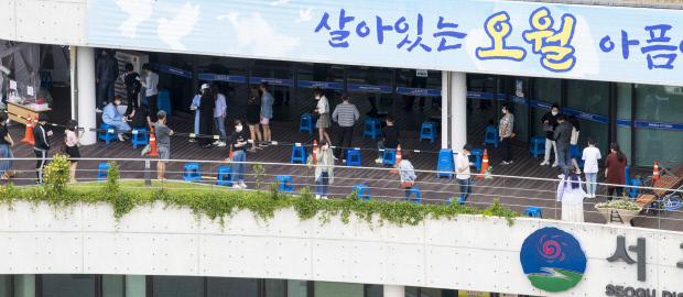 26일 광주 서구 보건소에 마련된 선별진료소에서 시민들이 코로나19검사를 받기위해 줄지어 서 있다. 전날 코로나19 확진자는 전국적으로 707명을 기록해 12일 만에 다시 700명대로 올라섰다. /최현배 기자choi@kwangju.co.kr