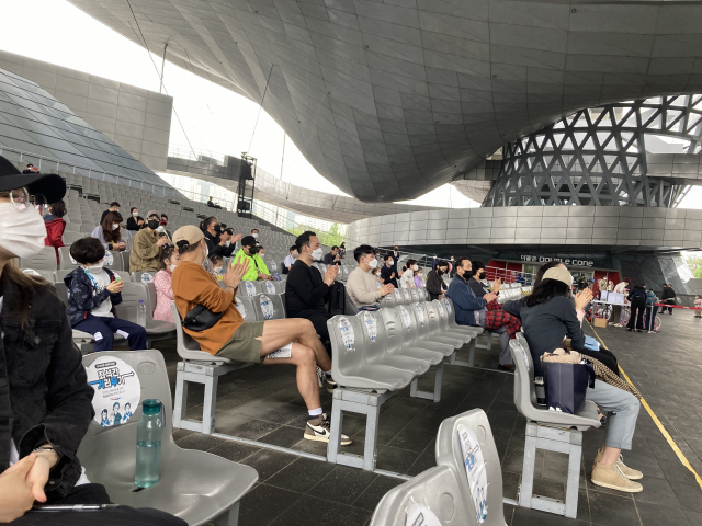 영화의전당 야외극장에서 열린 ‘2021 두레라움 토요 야외콘서트’. 100인 이하의 관객이 모여있다. 영화의전당 제공