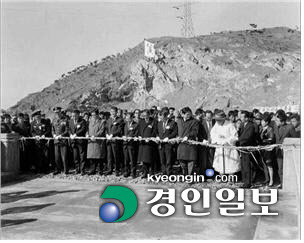 1960년대 말레시이자 원조를 통해 설립된 파주 말레이시아교 개통식 모습. /경기도청 제공