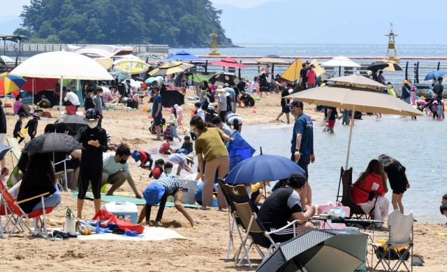 5월 마지막 주말인 30일 오후 창원시 마산합포구 광암해수욕장이 초여름 날씨에 나들이 나온 방문객들로 북적이고 있다./성승건 기자/