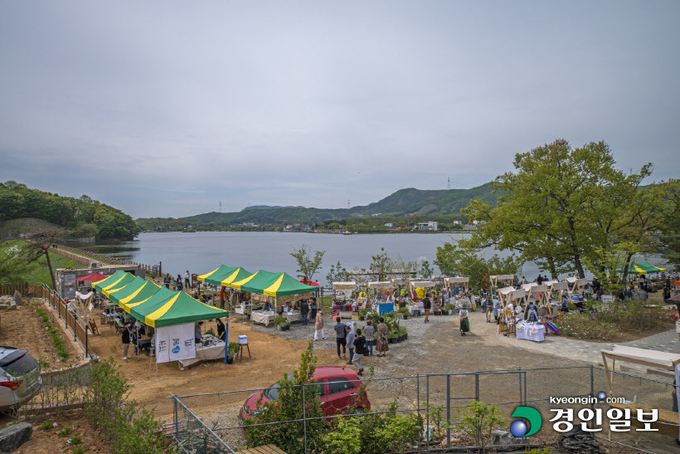 29일 용인시 처인구 원삼면 용담호수 에서 뚝마켓이 열리고 있다. 2021.5.29 /문화누리 워삼 제공