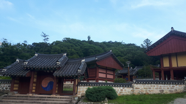 임란 때 승병을 모아 공을 세운 서산대사를 기리기 위해 건립된 표충사.