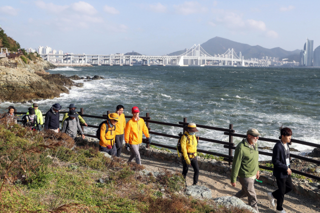 코로나19 상황에서 부산 갈맷길이 인기를 끌어 관광상품으로서 가능성을 보여주고 있다. 부산 남구 이기대 해안 산책로. 부산일보 DB