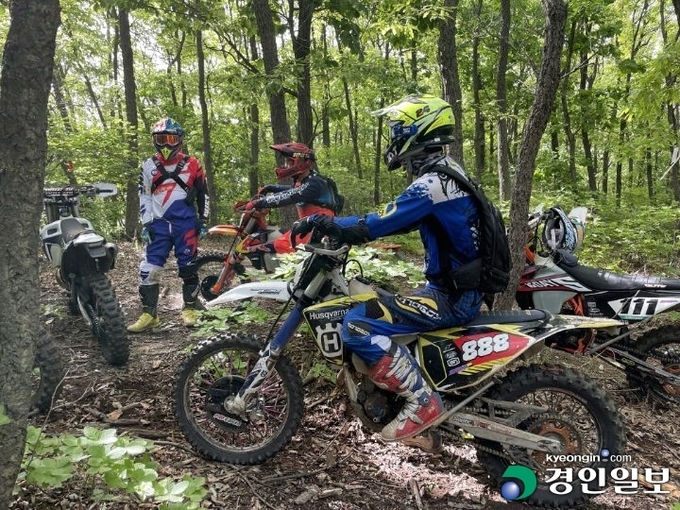 오토바이크 동호회 회원들이 수원 광교산 등을 휩쓸며 등산객 안전을 위협하고 있지만 관리 당국인 수원시에서는 관련법 등을 이유로 단속에 손을 놓고 있다는 지적이 나온다. /독자 제공