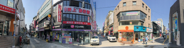 광주에서 땅값 가장 비싼 곳인 광주충장로 우체국 인근에는 ‘임대’ 현수막이 붙은 건물들이 늘어나고 있다. 특히 ‘권리금이 없다’는 현수막까지 붙어있지만, 공실은 줄어들지 않고 있다. /최현배 기자choi@kwangju.co.kr