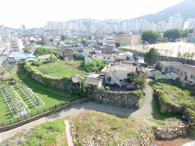 부산 지역에는 조선시대까지 수많은 성곽이 만들어졌는데, 지금까지 38곳의 성곽 명칭이 확인됐다. 부산에서 확인된 읍성만 해도 동래고읍성을 비롯해 동평현성, 기장고읍성, 동래읍성, 기장읍성이 있다. 사진은 기장읍성 동문지 전경. 복천박물관 제공