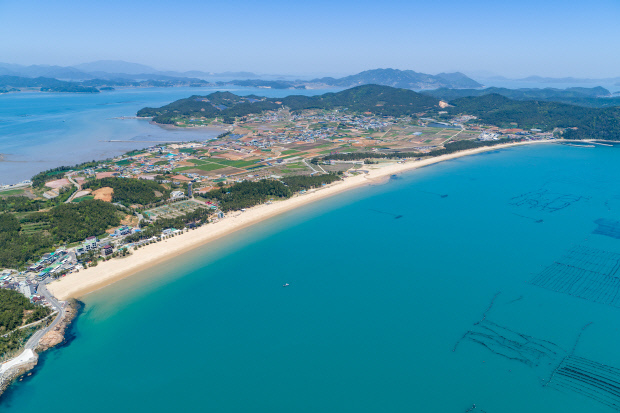 완도 신지 명사십리 해수욕장이 2019년 이후 3년 연속 블루플래그 인증을 획득했다. <완도군 제공>
