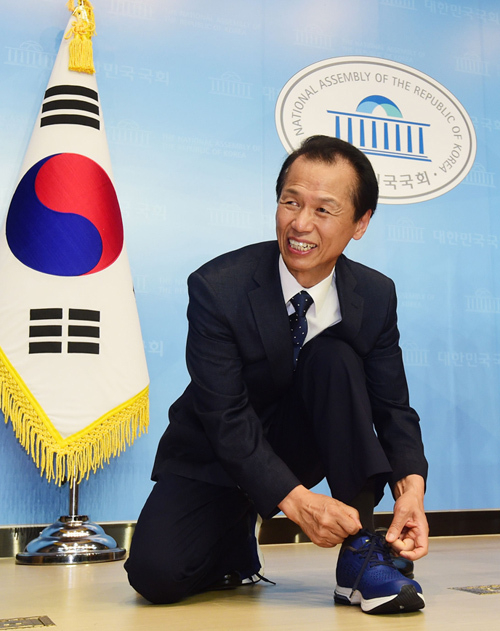 최문순 강원도지사가 3일 국회 소통관에서 기자회견을 열고 대선 출마를 공식선언했다. 최지사는 민주당을 상징하는 파란색 운동화로 갈아신는 이벤트를 갖고 대한민국 판을 뒤바꿀것을 약속했다. 서울=박승선기자 lyano@kwnews.co.kr