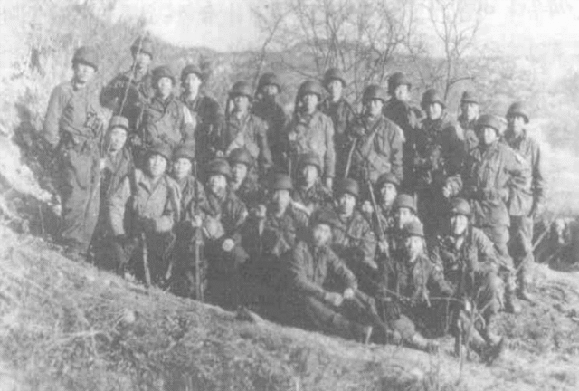 1950년 9월 경북 칠곡군 가산면에서 펼쳐진 다부동 전투에 참여한 소년병. 6·25전쟁 당시 소년소녀병은 전국에서 3만여명, 경남·경북지역에서 1만여명 동원돼 낙동강 전선 내 각 부대에 투입됐다./국방부/