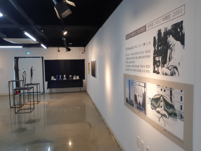 창동24갤러리서 25일까지 열리는 ‘과거를 기리고 미래를 그리다’ 문신 특별전.