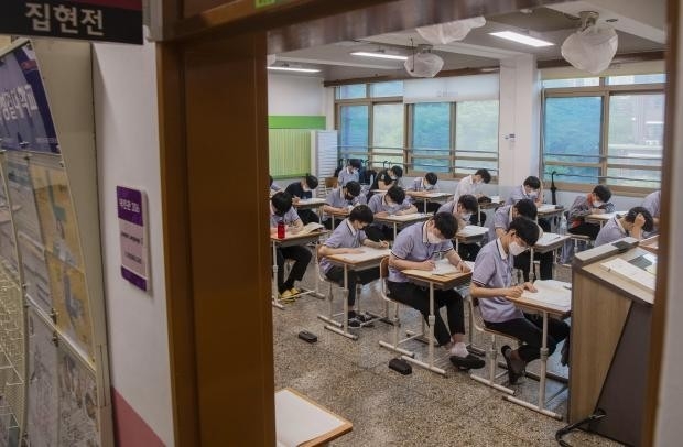 전남 지역 822개 초·중·고 전체 학교 20만3000명의 학생들이 다음 주부터 전면 등교수업을 받는다. 지난해 3월 1일 코로나19로 인해 휴교에 들어간 뒤 원격수업과 부분등교 등을 반복한 지 15개월 만이다. /최현배 기자 choi@kwangju.co.kr