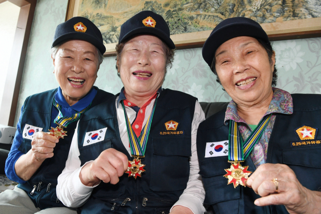 6·25 참전유공자인 김영희(왼쪽부터), 조창연, 조순옥씨가 6일 오후 창원시 진해구 조순옥씨의 집에서 작년 2월 이후 처음으로 만나 웃음꽃을 피우고 있다./김승권 기자/
