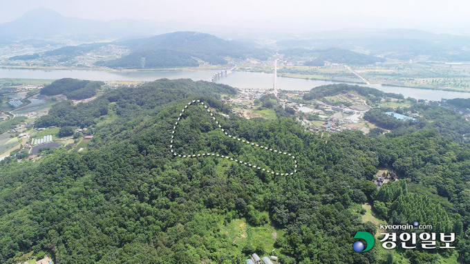삼국시대 역사적 전투가 벌어졌던 여주 술천성의 성터 일부가 남아 있지만 역사적 가치를 보존하기 위해서는 관련법 개정 등 최소한의 정책마련이 필요하다는 지적이다. 사진 점선 구간이 여주시 금사면 이포리 태봉산자락의 여주 술천성. 2021.6.6 /김도우기자 pizza@kyeongin.com