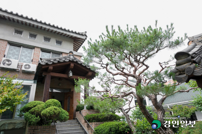 고양시에 소재한 김대중 대통령 사저가 기념관으로 재탄생한다. 15일 개관을 앞둔 사저 마당전경. /고양시 제공