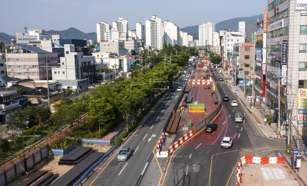 광주도시철도 2호선 구간 중 남구 백운광장에서 조선대 방향 대남로 주변 공사가 시작됨에 따라 교통혼잡이 예상된다. /최현배 기자choi@kwangju.co.kr