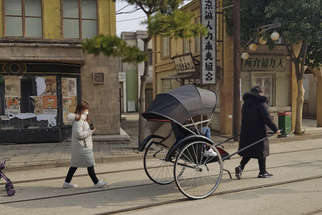 영화·영상 촬영지이자 관광지로도 사랑받고 있는 경남 합천군 합천 영상테마파크. 지난해 관광객들에게 인력거 대여를 시범 운영할 때의 모습이다. 부산일보DB