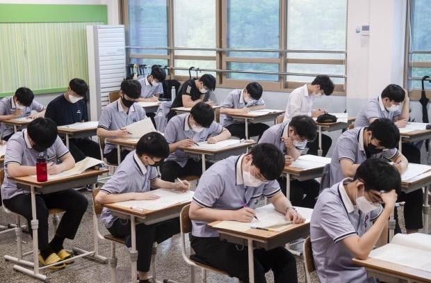 2022학년도 대학수학능력시험 모의평가가 치러지는 지난 3일 광주시 서구 광덕고등학교에서 3학년 학생들이 시험을 치르고 있다. 이날 치러진 시험은 문·이과 통합 체제로 시행되는 2022학년도 대학수학능력시험의 첫 모의평가다. /최현배 기자choi@kwangju.co.kr