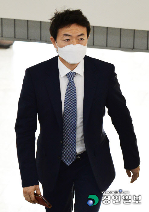 김종천 과천시장에 대한 과천시선거관리위원회의 주민소환 투표 발의를 앞둔 8일 오전 김 시장이 과천시의회 본회의장으로 들어가고 있다. 2021.6.8 /김금보기자 artomate@kyeongin.com