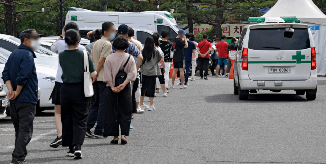 대구 달서구 보건소에 마련된 코로나19 선별진료소에서 검사를 받으려는 시민들이 차례를 기다리고 있다. 매일신문DB