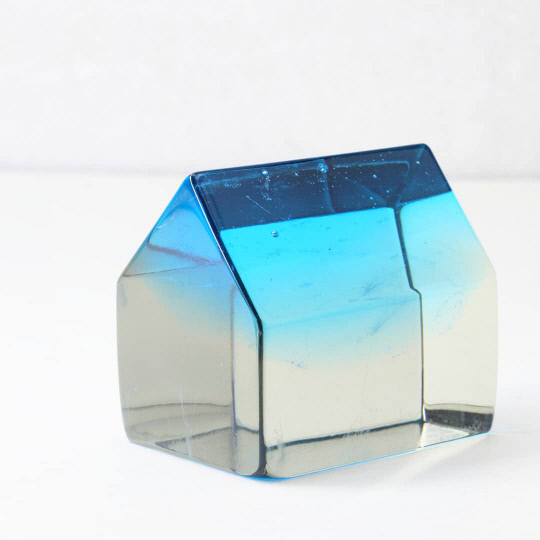 소나기, 유리캐스팅, 4x5x5cm, 2021. 사진=이영재 작가 제공